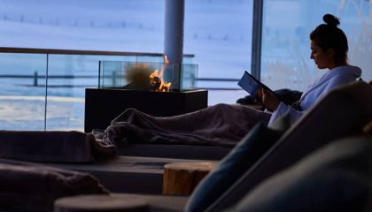 Frau entspannt im Ruheraum