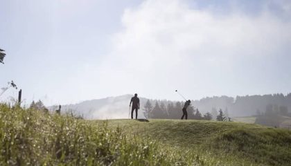 Menschen spielen Golf