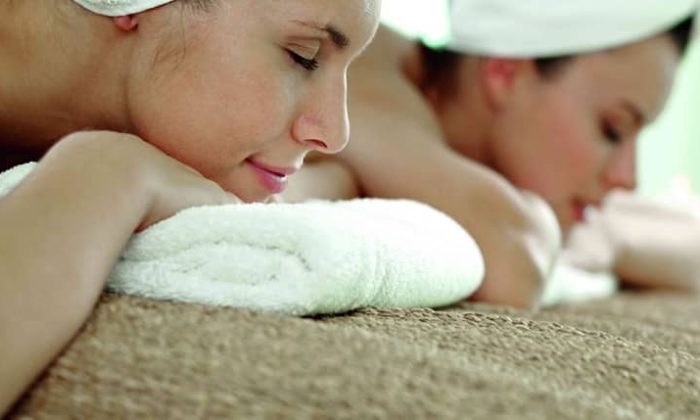 Zwei Frauen genießen eine Massage