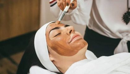 Frau genießt eine Beauty-Gesichtsbehandlung