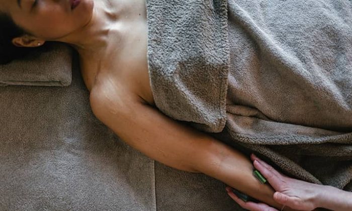 Frau entspannt mit grauem Handtuch