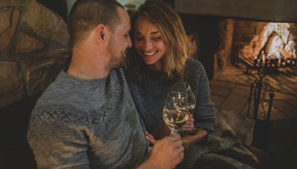 Paar entspannt vor Kamin