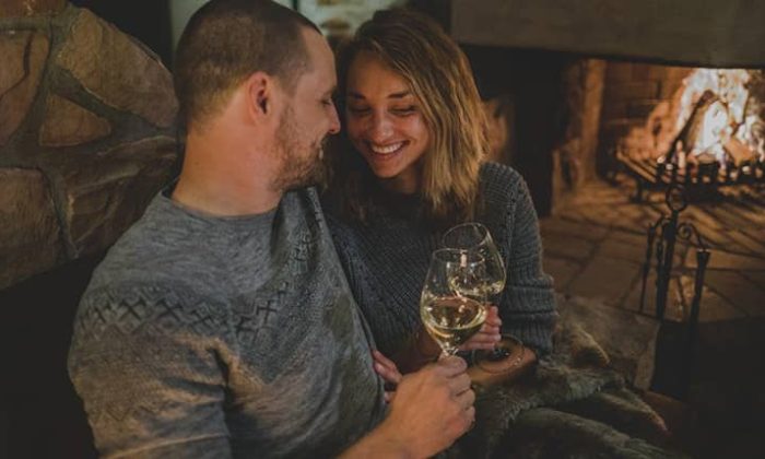 Paar entspannt vor Kamin