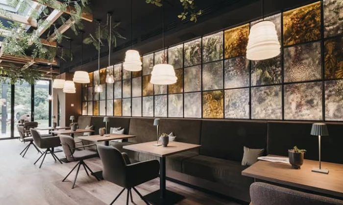 Tische im Restaurant