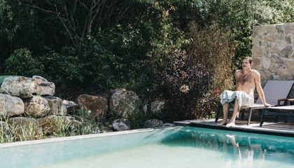 Man sitzt am Außenpool