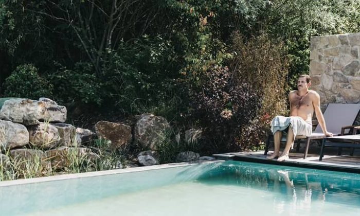 Man sitzt am Außenpool