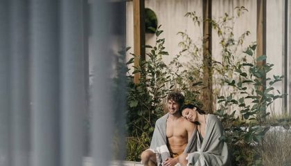 Paar entspannt im Wellnessbereich