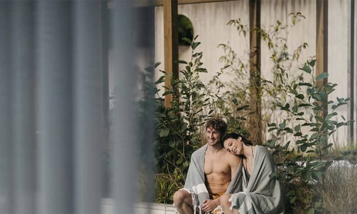 Paar entspannt im Wellnessbereich