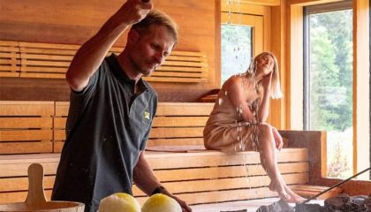 Frau genießt einen Saunaaufgang