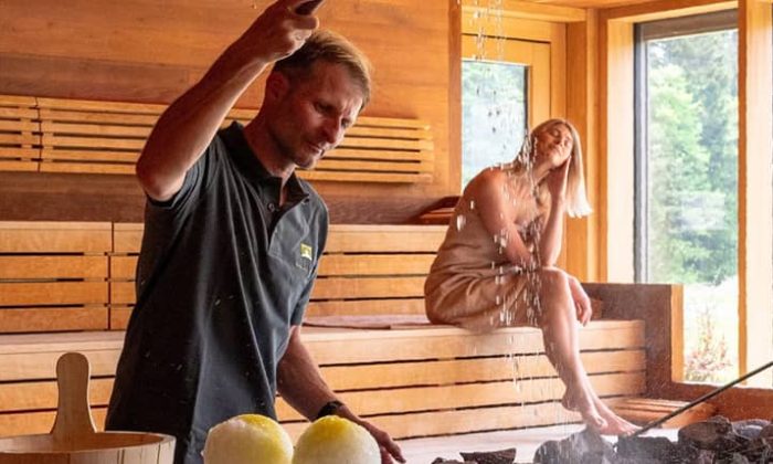 Frau genießt einen Saunaaufgang