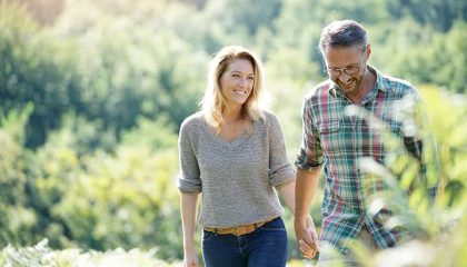 Paar spaziert in der Natur