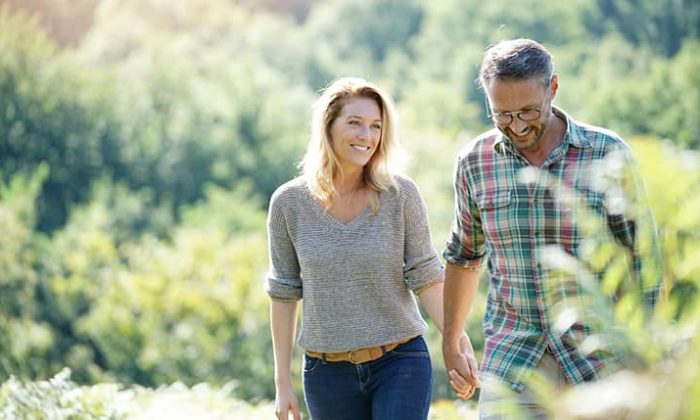 Paar spaziert in der Natur