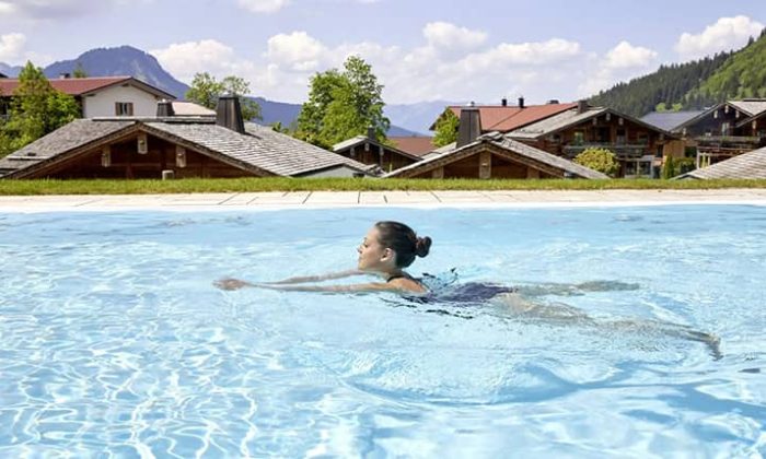 Frau schwimmt im Pool