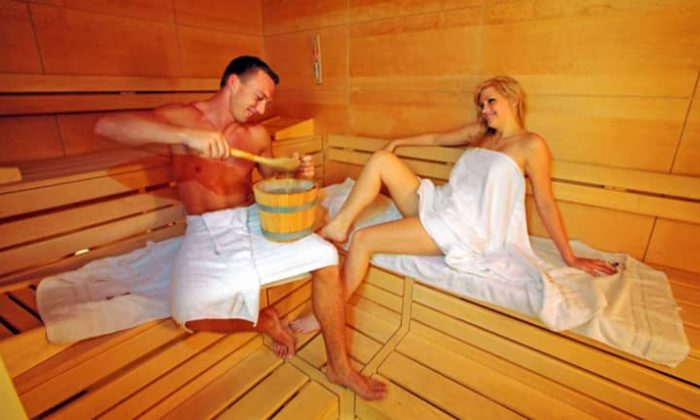 Paar entspannt in der Sauna