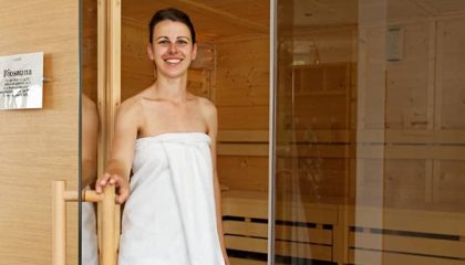 Frau kommt aus Sauna