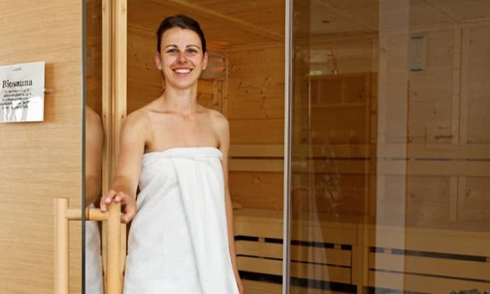 Frau kommt aus Sauna
