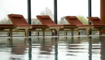 Liegen am Indoor Pool