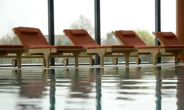 Liegen am Indoor Pool
