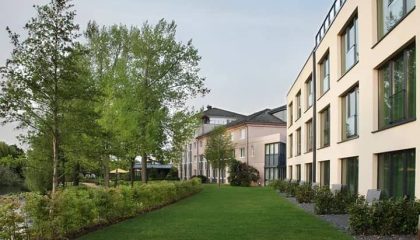 Außenansicht mit grüner Wiese vom Hotel See Park Janssen
