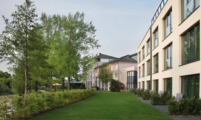 Außenansicht mit grüner Wiese vom Hotel See Park Janssen