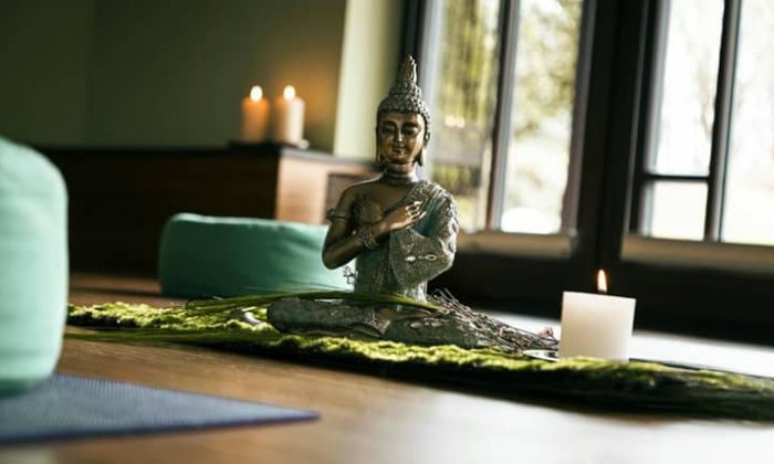 Kerzenlicht und Yoga Figur