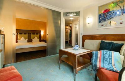 Schlaf- und Wohnbereich im Deluxe Doppelzimmer Venusmuschel