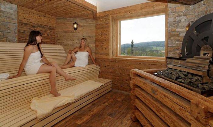 Frauen entspannen im Sauna